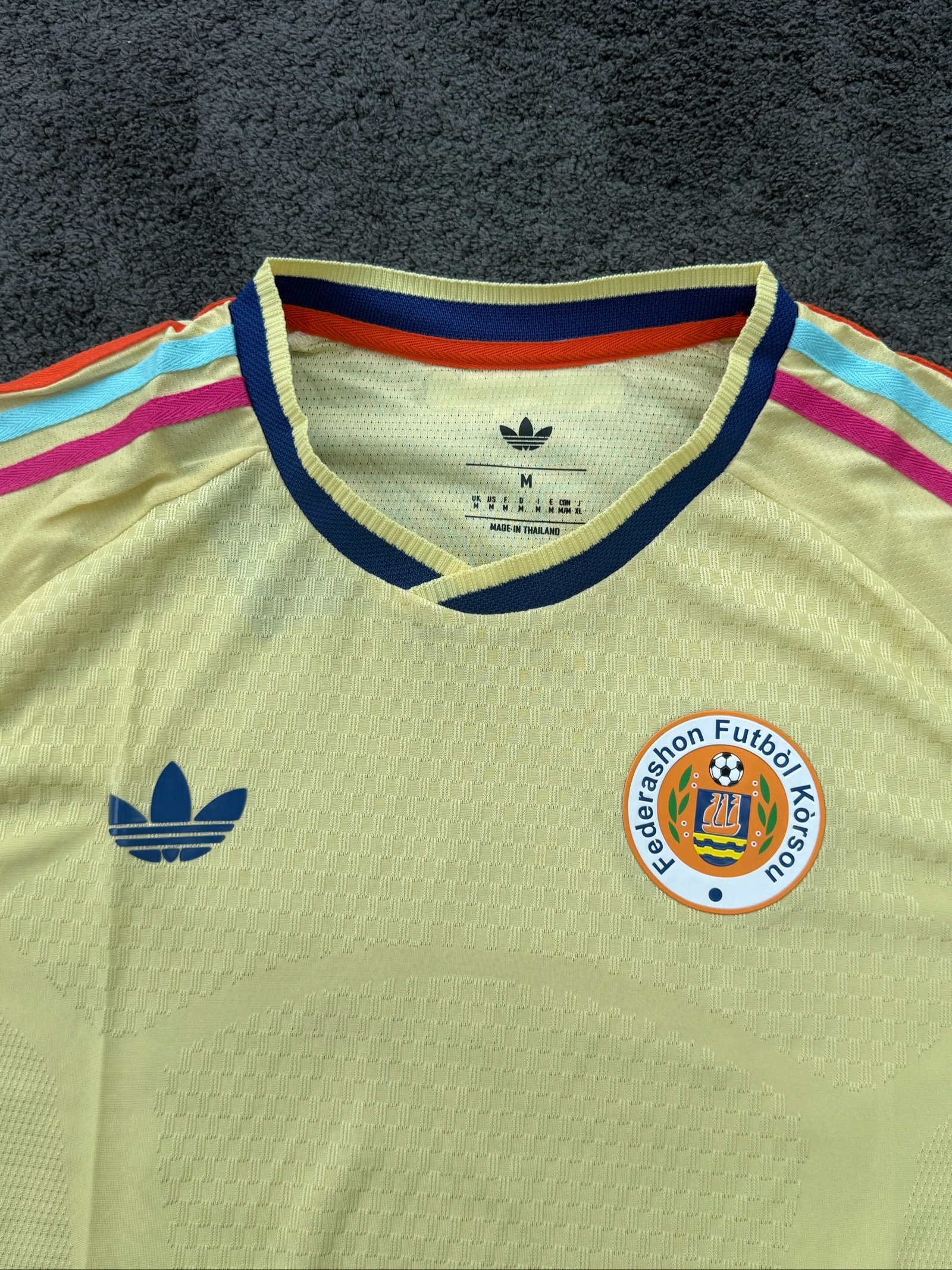 Nuevo jersey de fútbol Adidas Curaçao para el Mundial 2026 en talla M – photo 3